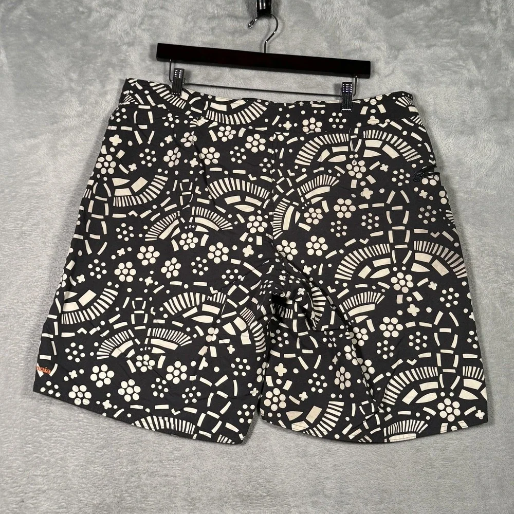 Patagonia Board Shorts Mens 36 Black White Batik Print Surf Wavefarer‎
